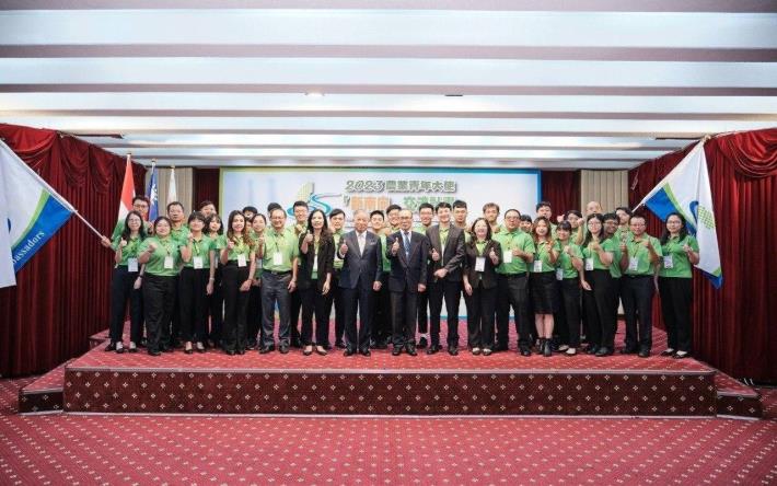 4. Deputy Minister Tien and Deputy Minister Chen pose for a group photo with the 2023 cohort of young agricultural ambassadors