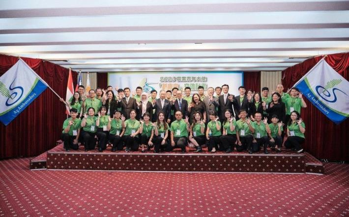 5.Deputy Minister Tien, Deputy Minister Chen, Assistant Trade Representative Chang, Deputy Resident Representative Visperas, and Director Hartanti pose for a group photo with the 2023 cohort of young agricultural ambassadors
