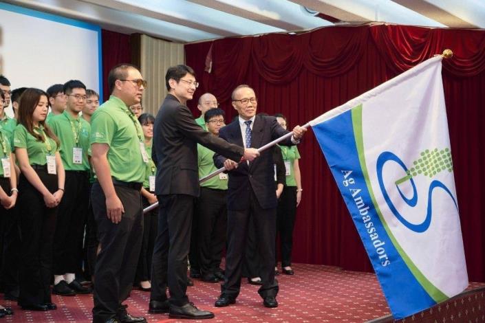 3. Deputy Minister Chen presents a flag to the group of young agricultural ambassadors bound for the Philippines