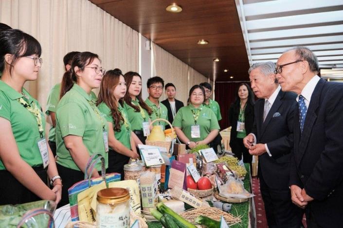 6. Deputy Minister Tien and Deputy Minister Chen inspect a stand of agricultural goods produced by members of the 2023 cohort of young agricultural ambassadors