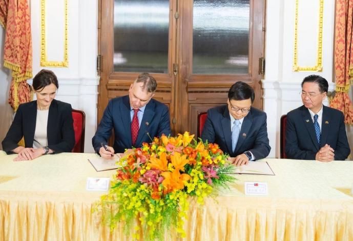 1.Minister Wu (right) and Speaker Čmilytė-Nielsen (left) witness the signing of a health cooperation MOU.