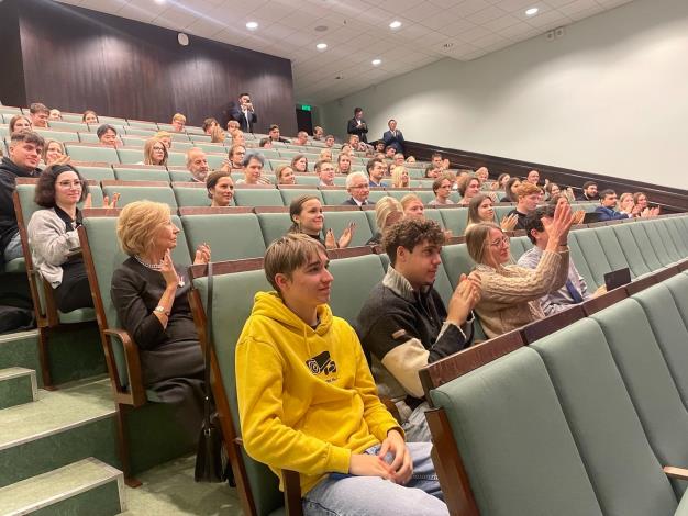 3.The audience at Riga Stradins University applauds Minister Wu following his speech. 