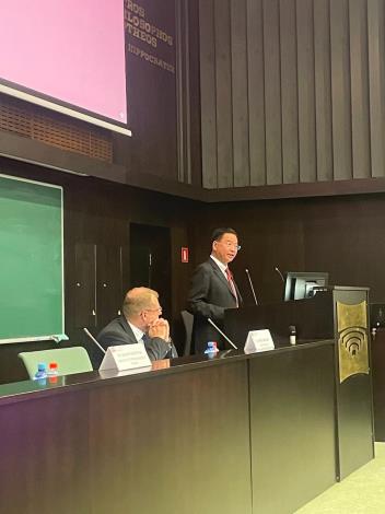 1.Minister Wu delivers a speech entitled “Latvia and Taiwan: On the Road of Democracy” to the faculty, students, and other attendees at Riga Stradins University.