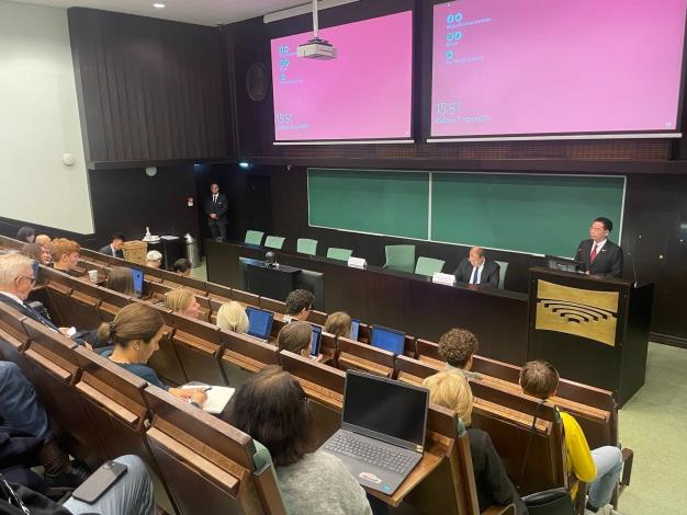 2.Minister Wu delivers a speech entitled “Latvia and Taiwan: On the Road of Democracy” to the faculty, students, and other attendees at Riga Stradins University.