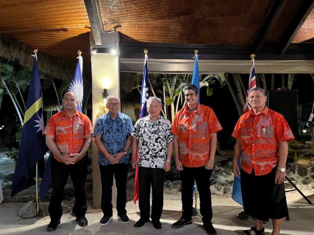 4. Deputy Minister Tien (center) poses for a photo with (from left) Nauruan President Adeang, Marshall Islands President Kabua, Palauan President Whipps, and Tuvaluan Prime Minister Natano.
