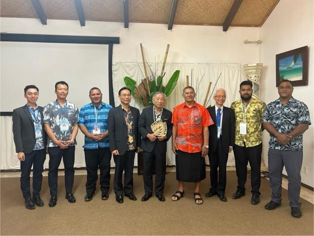 3.  Deputy Minister Tien poses for a photo with the Tuvaluan delegation.
