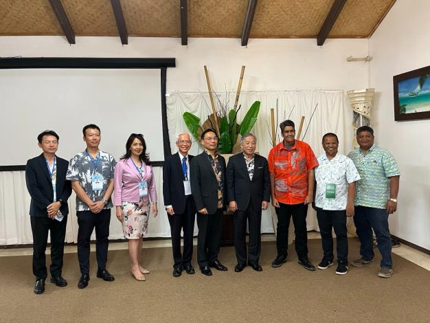 2. Deputy Minister Tien poses for a photo with the Palauan delegation.