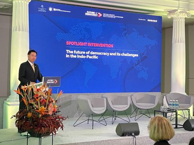 1.Minister Wu speaks at the opening of the Future of Democracy forum in Lithuania.