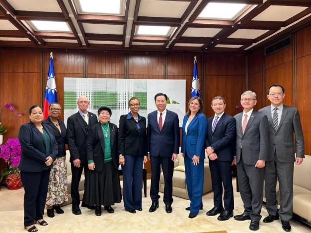1.Minister Wu (fifth right) and the allies’ permanent representatives to the UN pose for a group photo. The delegation includes Ambassador King (fifth left), Ambassador Kabua (fourth left), Ambassador Deiye (first left), Ambassador Fuller (third left), and Chargé d’Affaires Pereira (third right).