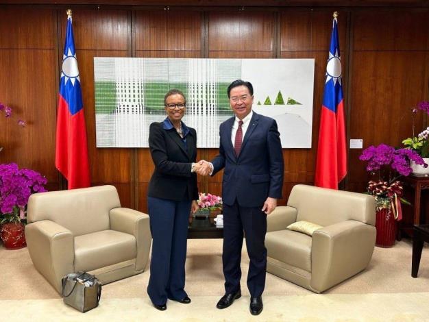 2.Minister Wu (right) and Ambassador King (left) pose for a photo.