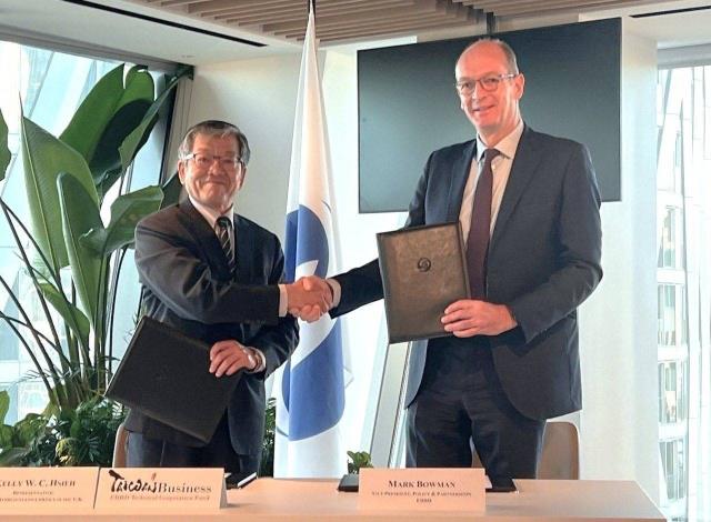 2.Amb. Hsieh (left) and Mr. Bowman sign an agreement approving a new injection of funding into the TaiwanBusiness-EBRD Technical Cooperation Fund.