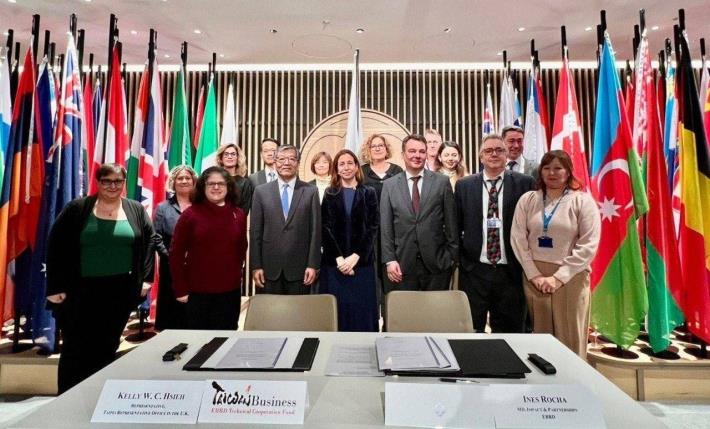3.Amb. Hsieh (front row, third left) attends the ICCA donor conference and 30th anniversary event of the EBRD nuclear safety program, where he signed a cooperative agreement with Ms. Rocha (front row, center).