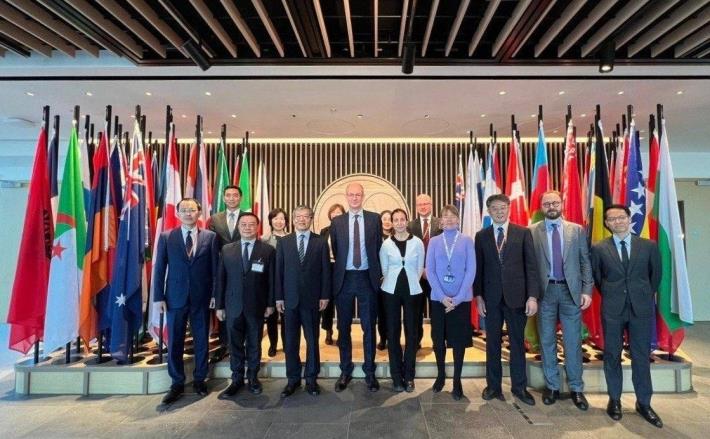 1.Members of the Taiwanese delegation and EBRD officials pose for a group photo at the EBRD’s London headquarters as part of the Annual Donor Day meeting (front row, from left: Mr. Lee, Mr. Li, Amb. Hsieh, Mr. Bowman, Ms. Rocha, and Ms. Otto).