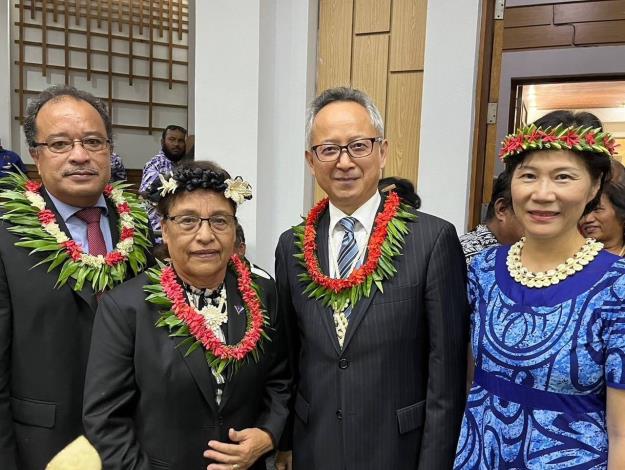 Ambassador Hsia (second right) and his wife congratulate President Heine (second left) and her husband. Both sides reaffirmed the robust bilateral friendship and reiterated their commitment to deepening cooperation.