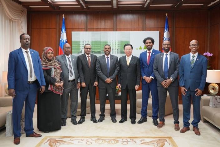 2. Minister Wu and the Somaliland NEC delegation pose for a group photo