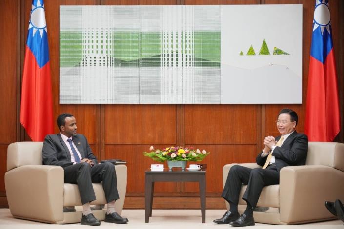1. Minister Wu (right) talks with Chairman Yousuf