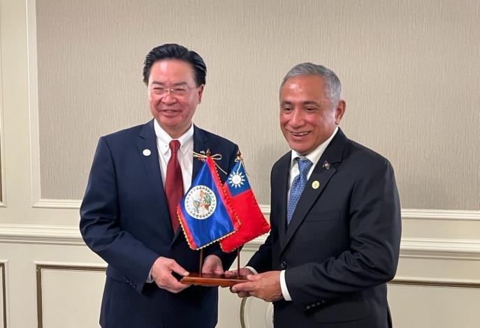 3.Minister Wu and Belizean Prime Minister Briceño pose for a photo after sharing a luncheon.