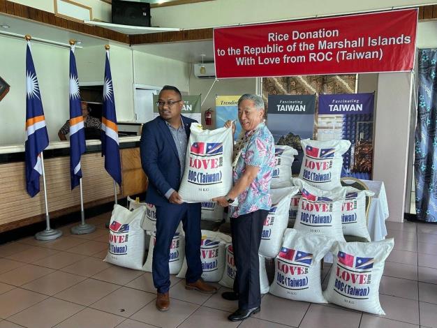 4.Presidential special envoy and Deputy Minister Tien donates 60 tons of rice to local atoll governments on behalf of Taiwan. The donation is accepted by Minister Gasper on behalf of the Marshall Islands.