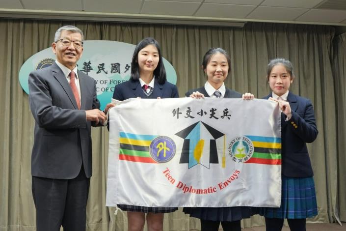 1.Deputy Minister Hsieh presents a flag to the 2023 Teen Diplomatic Envoys.