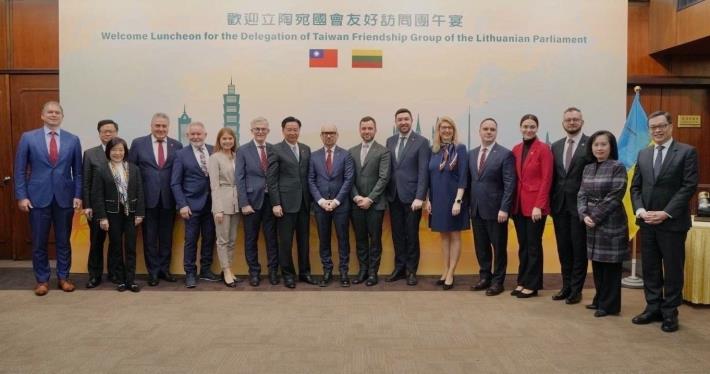 2. Minister Wu and the Lithuanian delegation pose for a photo