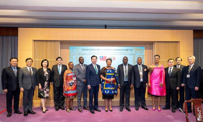 5. Minister Wu poses for a photo with the delegation led by Minister Shakantu and other guests after the luncheon