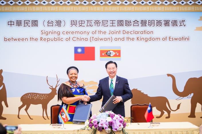 1. Minister Wu and Minister Shakantu pose for a photo after signing the joint declaration