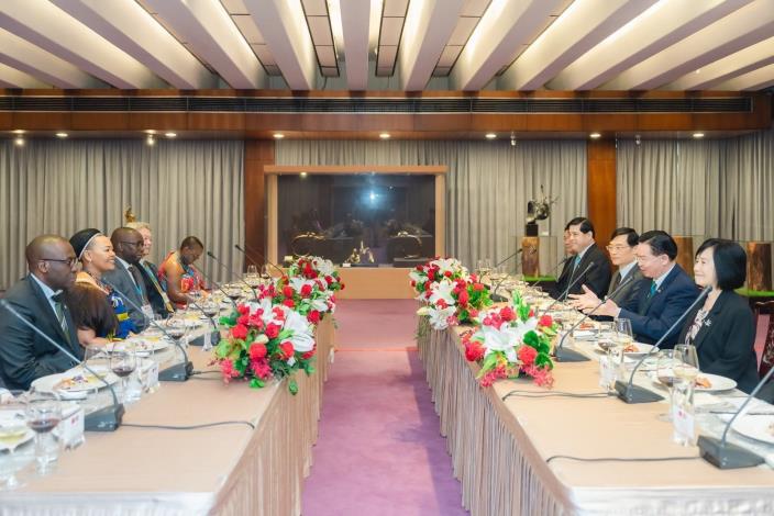 4. Minister Wu hosts a luncheon for the delegation led by Minister Shakantu