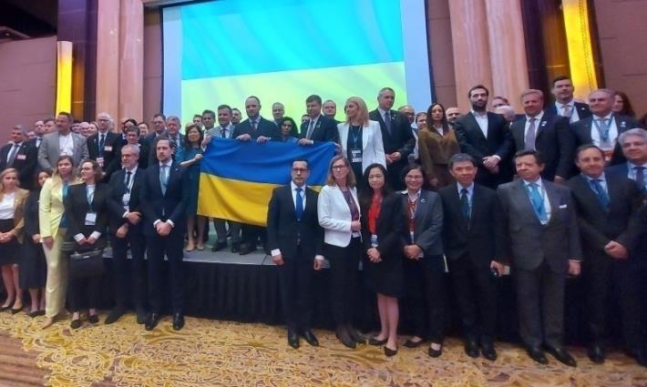 1. National representatives pose for a group photo with Dmytrasevych Markiyan, Deputy Minister of Agrarian Policy and Food of Ukraine (center, holding the national flag of Ukraine), including Deng Chen-chung, Trade Representative of the Office of Trade Negotiations and Minister without Portfolio (11th right, back row); Yang Jen-ni, Deputy Trade Representative (fifth right, front row); Lien Yu-ping, Director General of the Department of International Cooperation and Economic Affairs of the Ministry of Foreign Affairs (sixth right, front row); and Lo Chang-fa, Permanent Representative to the WTO (fourth right, front row).