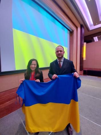 2. Ukrainian Deputy Minister Markiyan (right) and Director General Lien (left) pose for a photo.