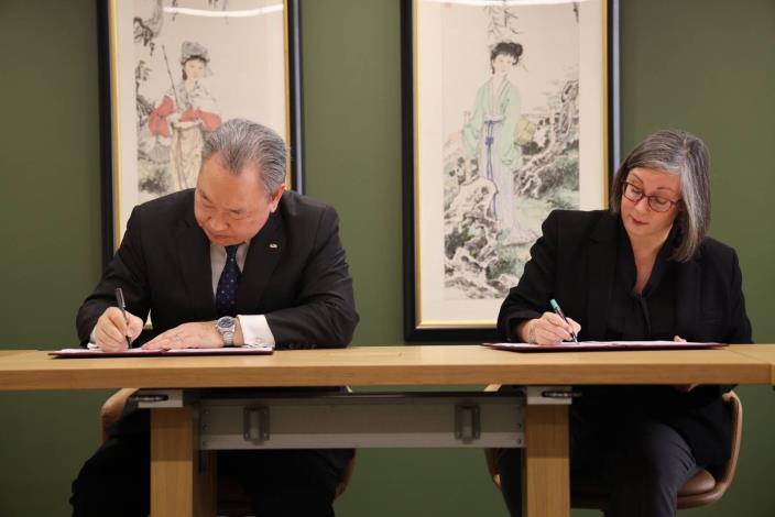 1. Representative Yui and Managing Director Larson sign the MOU on international development cooperation on February 22 in Washington, DC.