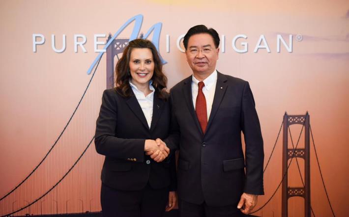 3. Foreign Minister Wu and Michigan Governor Whitmer pose for a photo