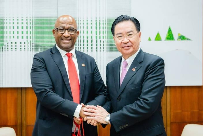 2. Minister Wu (right) and Governor Mnisi (left) pose for a photo after the meeting.