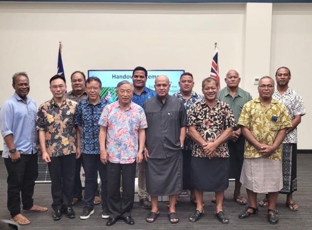 3. Special Envoy Tien poses with Prime Minister Teo and members of the Tuvaluan cabinet.