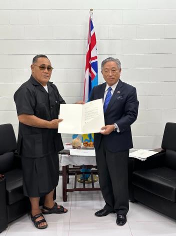 5. Special Envoy Tien presents his credentials as well as a letter of congratulations to Governor General Falani.