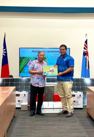 2. Special Envoy Tien presents equipment for the Classroom AC Project to Minister of Transport, Energy, Communications, and Innovation Simon Kofe.