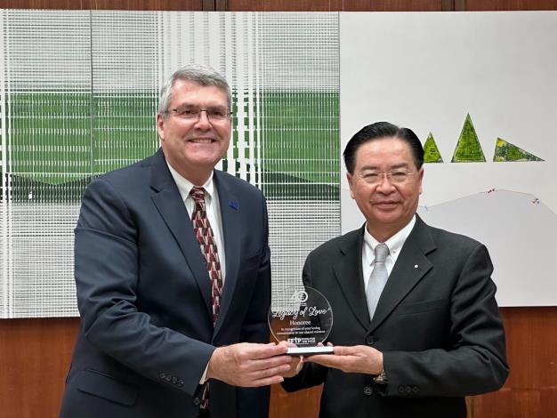 FFTP President Raine presents a plaque to Minister Wu in recognition of Taiwan’s long-term cooperation to alleviate poverty. （El Presidente de FFTP, Raine, hace entrega de una placa al Ministro Wu en reconocimiento a la prolongada cooperación de Taiwán para reducir la pobreza.）