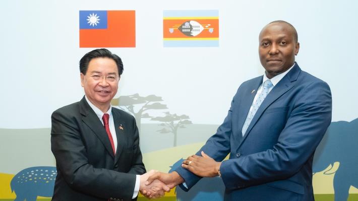 3. Minister Wu (left) and Prime Minister Dlamini (right) pose for a photo