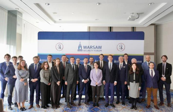 7. Vice President-elect Hsiao poses for a photo with attendees at a symposium hosted by the Casimir Pulaski Foundation in Poland.