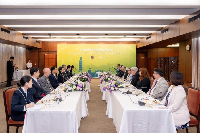 1.Minister Wu hosts a banquet for the European greens delegation.