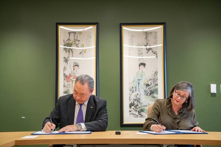 1.Representative Yui and Managing Director Larson sign the arrangement.