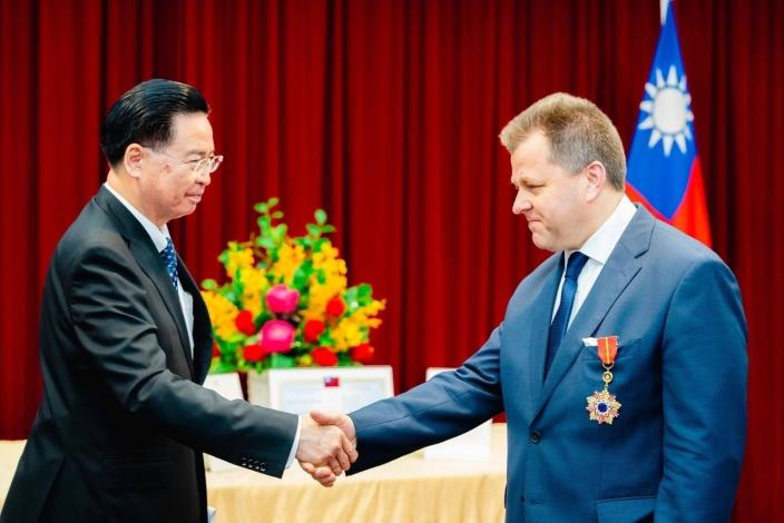 1.Minister Wu confers the Friendship Medal of Diplomacy upon former Lithuanian Vice Foreign Minister Dr. Adomėnas.