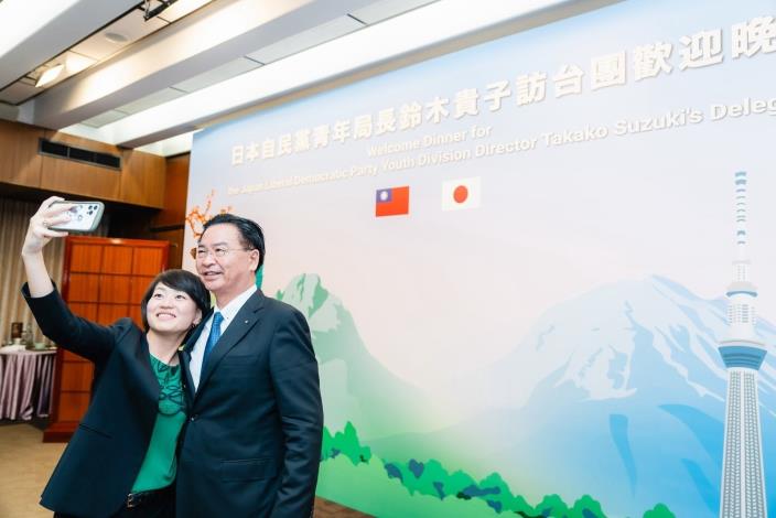 2. Director Suzuki takes a photo with Minister Wu.
