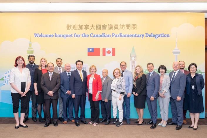3. Minister Wu poses for a group photo with the Canadian parliamentary delegation