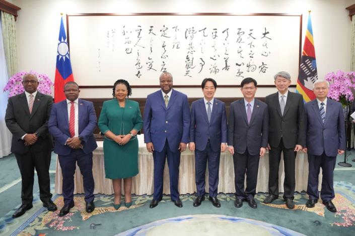 3. President Lai (fourth right), King Mswati III (fourth left), Minister Lin (third right), Minister Shakantu (third left), Minister Kuo (second right), Eswatini Minister of Commerce, Industry and Trade Manqoba Bheki Khumalo (second left), Governor Yang (right), and Governor of the Central Bank of Eswatini Phil Mnisi (left) pose for a group photo after the signing of three bilateral cooperation documents.