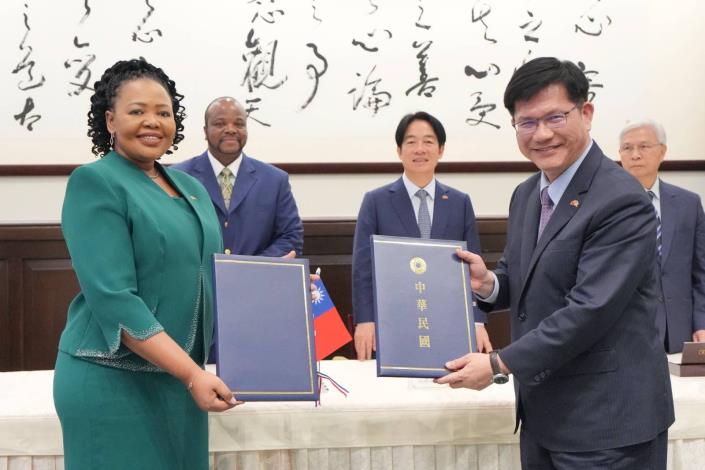 2. Minister Lin (front right) and Minister Shakantu (front left) pose for a photo after signing a joint statement witnessed by President Lai (back center) and King Mswati III (back left)