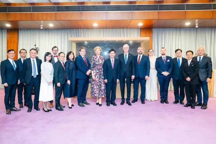 3. Minister Lin poses for a group photo with guests attending the banquet.