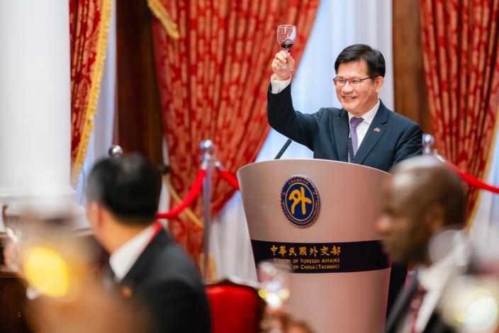 2. Minister Lin makes a toast to Prime Minister Drew, Madam Prince-Drew, and their delegation.