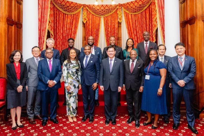 3. Minister Lin (fourth right), Prime Minister Drew (fifth right), Madam Prince-Drew (sixth right), and their delegation pose for a group photo.