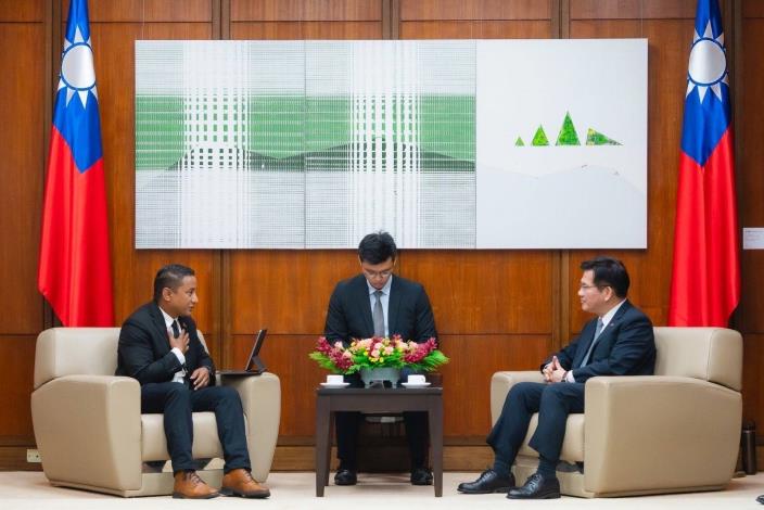 1.Minister Lin (right) meets with Minister Bejang (left).