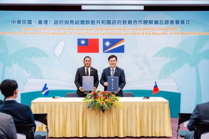 2.Minister Lin and Minister Bejang pose after signing the MOU on educational cooperation.